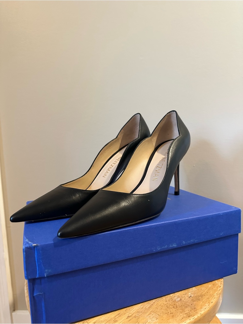 NIB Stuart Weitzman Black Pointed Leather Pumps, 10
